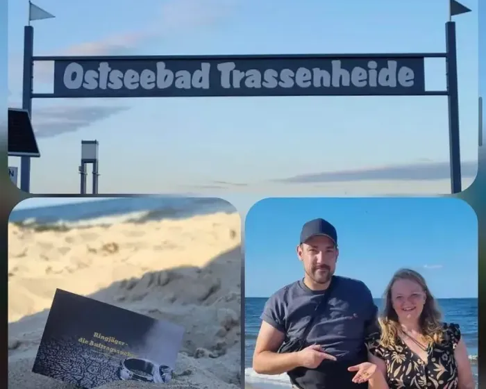 Wiedergefundener Ehering vor dem Ortsschild Ostseebad Trassenheide