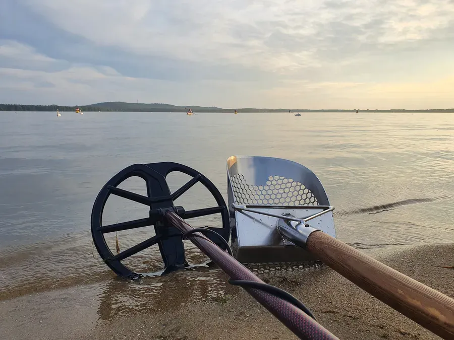 Suche mit wasserfester Ausrüstung im flachen Wasser
