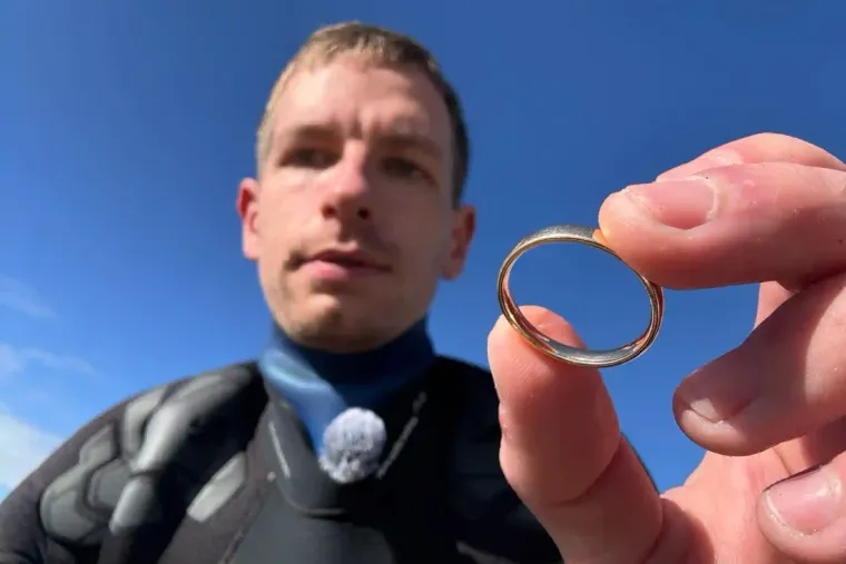 Geborgener Goldring nach einer Suche im Wasser