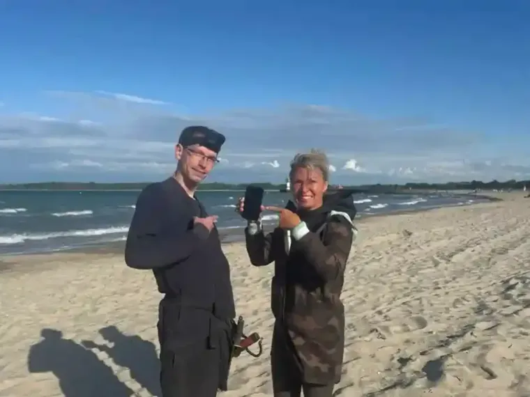 Übergabe des gefundenen Rings am Strand